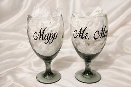 Personalized Mr. & Mrs. Wine Glass Set – Custom Wedding & Valentine’s Gift